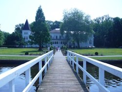 Holzsteeg in Bad Zwischenah mit Sicht auf den Rosengarten